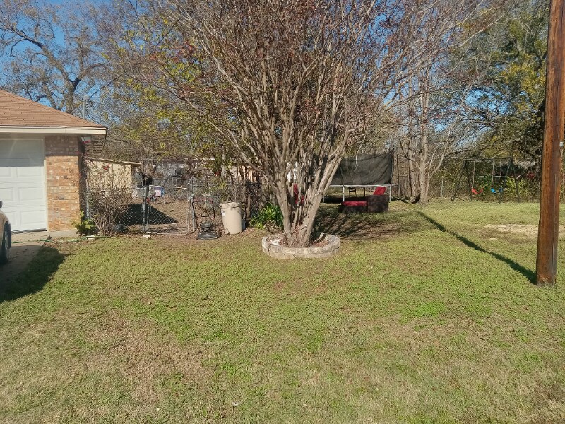 Building Photo - 703 E 10th St