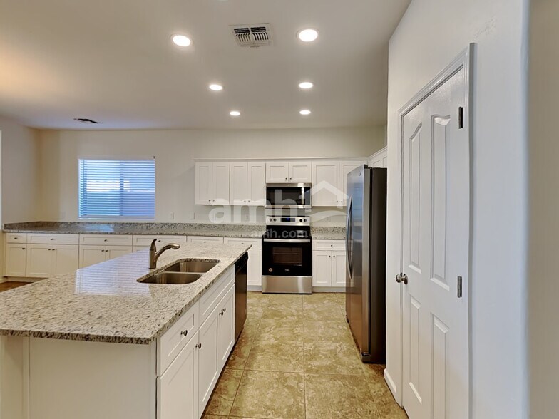 Building Photo - 521 E Harold Dr