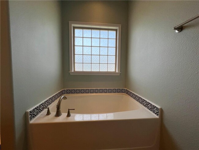 Building Photo - 9923 Summer Woods Cir N