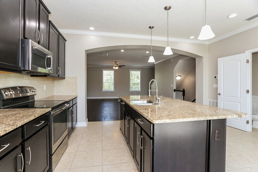 Building Photo - 4475 Ellipse Dr