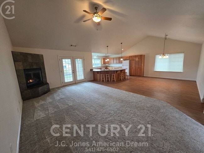 Building Photo - Newer 3 bed 2 bath