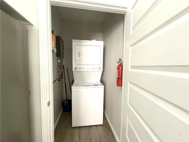 Building Photo - 1303 W Heritage Dr