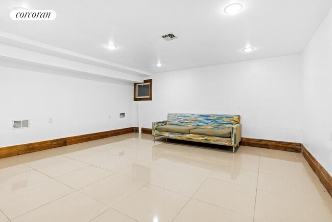 Building Photo - 620 Monroe St