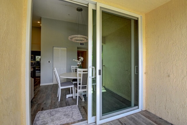 Building Photo - 1223 Villa Cir