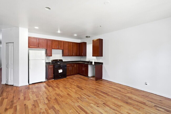 Building Photo - 1342 E 73rd St