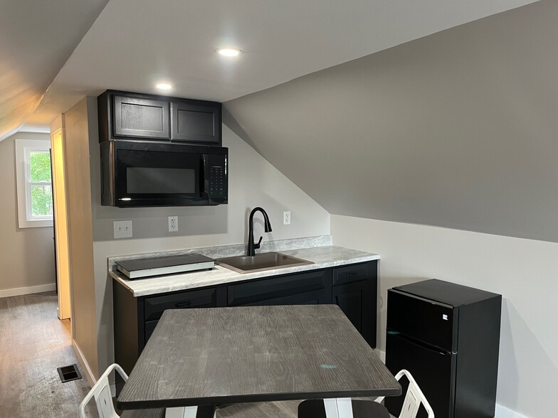 Building Photo - 113 Brookline Rd