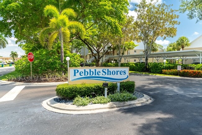 Building Photo - Well-Maintained 2BR/2BA Condo with Lake Vi...