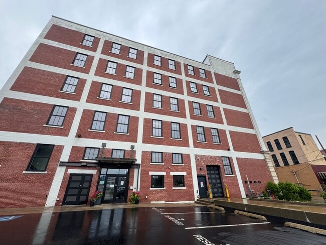 Building Photo - Down Town luxury condo is in a newly renov...