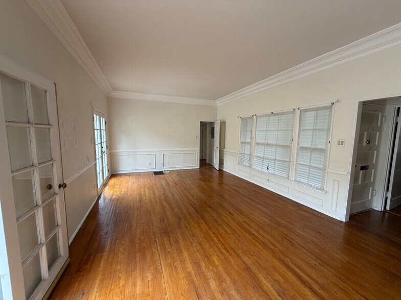 Building Photo - 9969 Robbins Dr