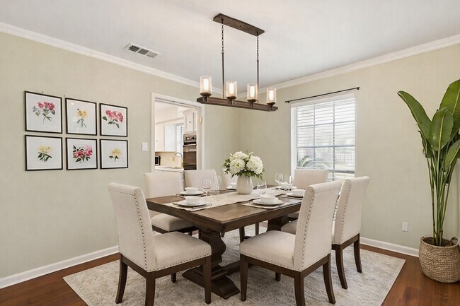 Building Photo - 2114 Briarview Dr