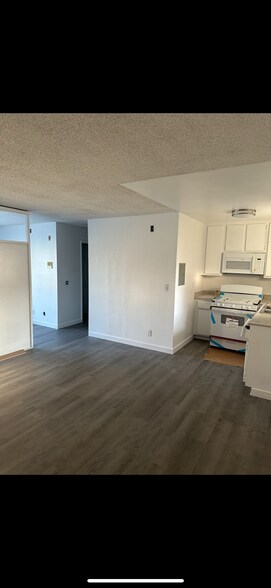 Primary Photo - 11948 Hart St