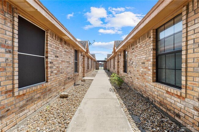 Building Photo - 13 South Dr