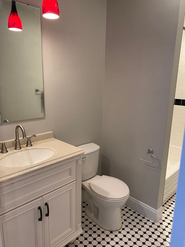 Building Photo - Renovated Hill Home for Rent!