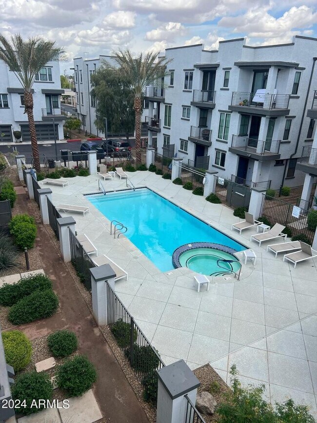 Building Photo - 2090 S Dorsey Ln