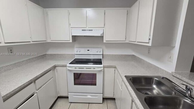 Building Photo - 301 Palm Way