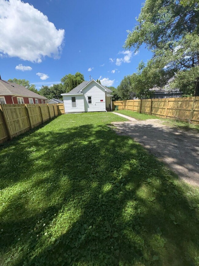 Building Photo - Move-In Ready Home in Waterloo