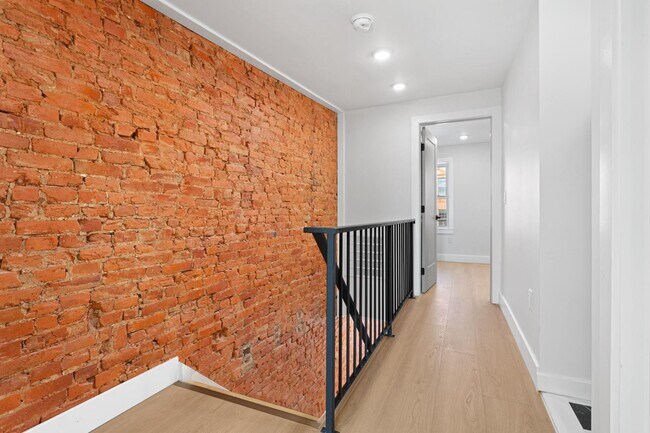 Building Photo - 116 E Huntingdon St