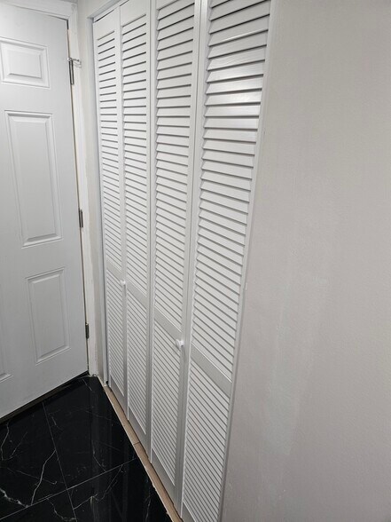 Building Photo - 4424 W 55th St