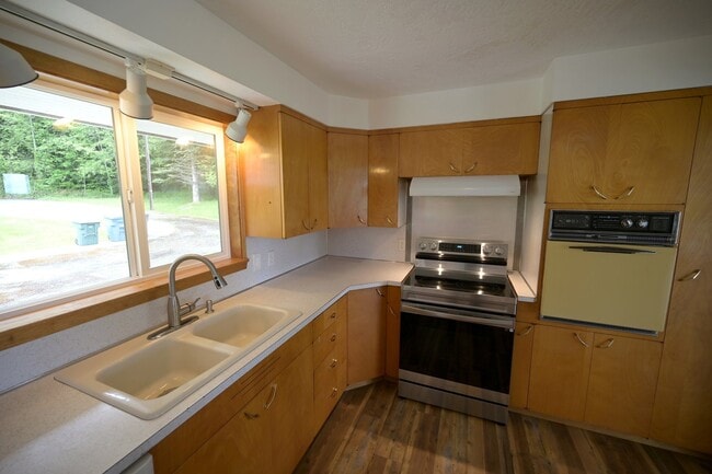 Building Photo - 4 bed, 2 bath, split level home in Sequim,...