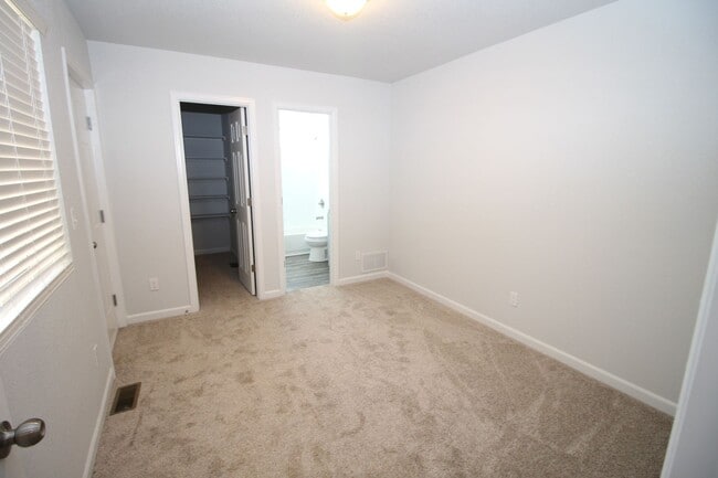Building Photo - Brand new 3bdr 3bath duplex walking distan...