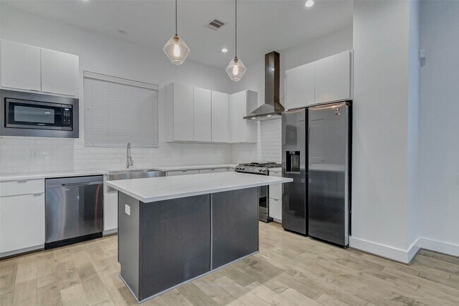 Building Photo - 5859 Dolores St