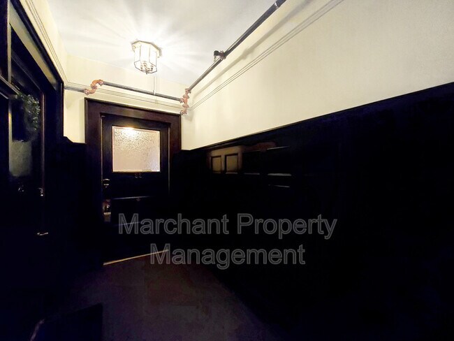 Building Photo - 400 E Washington St