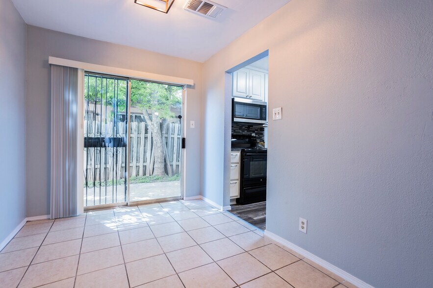 Building Photo - 5275 Meadow Rise St