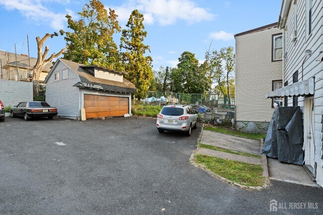 Building Photo - 922 Grove St
