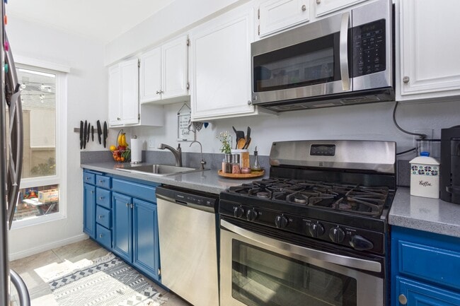 Building Photo - 3 bed 2 bath Townhouse located in South Coast Metro