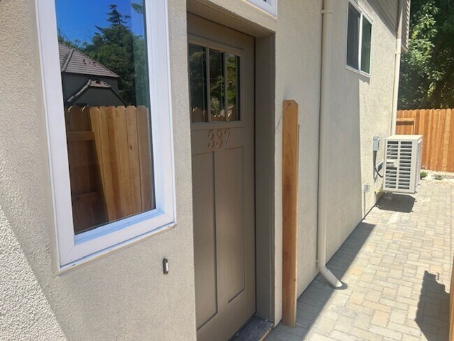 Building Photo - BRAND NEW! 3 bed 2.5 bath Right Next to UCD
