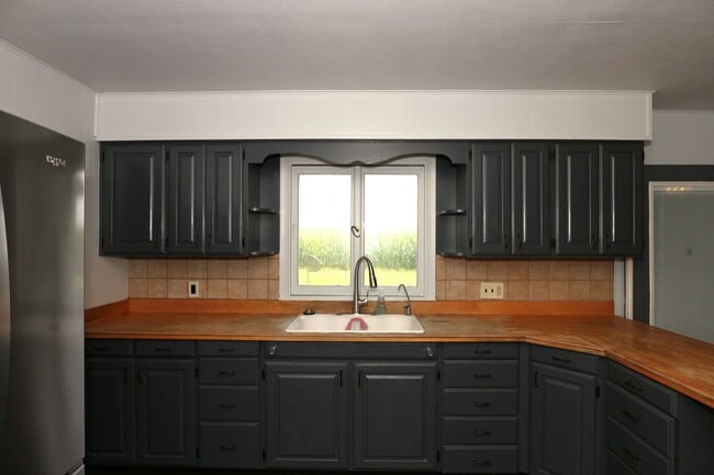 Building Photo - Country Rambler on Large Lot!