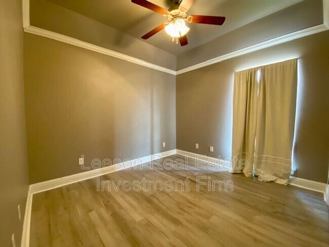 Building Photo - 703 Fox Den