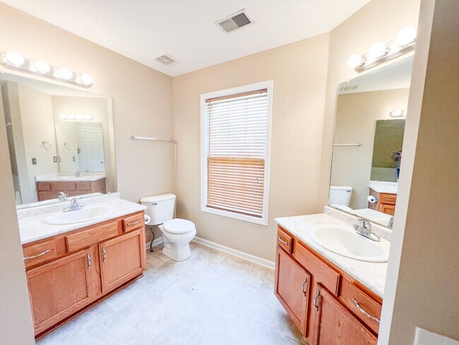 Building Photo - 3 Bedroom 2 1/2 Bathroom Home with fenced ...