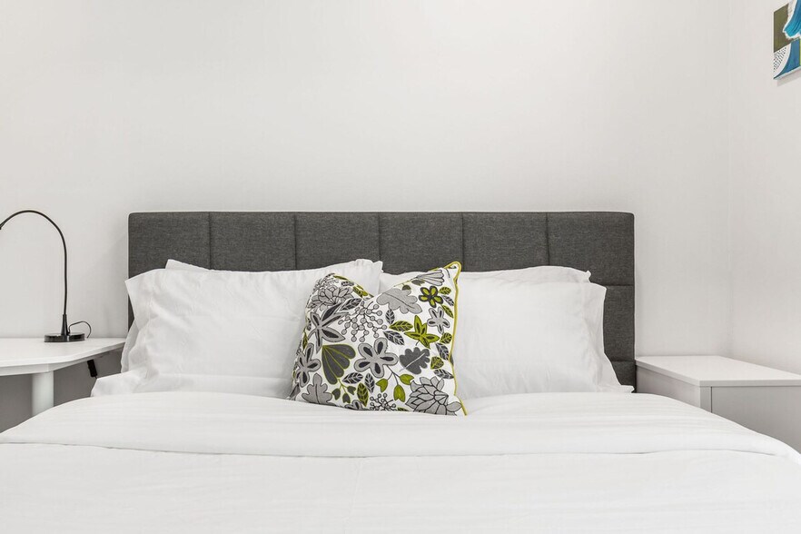 Building Photo - 905 17th Ave