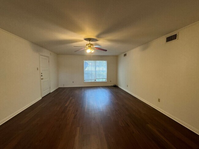 Building Photo - Apartment *Downstairs*