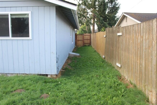 Building Photo - 2 Bedroom, 1 Bathroom Duplex!!!!