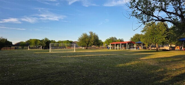 Building Photo - 204 Quail Hollow Dr