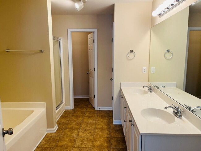 Building Photo - Wow! 3 bedroom 2.5 bathroom home in Newnan, 2100 plus sqft, 2 car garage, huge rooms, must see!