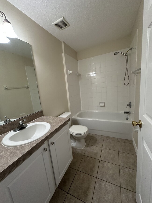Building Photo - "Charming 2-Bed, 2-Bath Retreat with 1212 ...