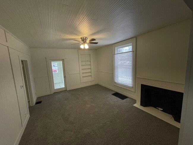 Building Photo - 5 Bedroom Available NOW