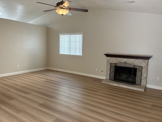 Building Photo - 3 Bedrooms with big backyard-CALL FOR OUR MOVE IN SPECIAL