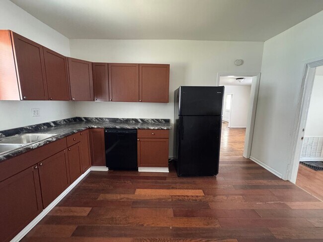 Building Photo - Near Westside 4 Bedroom 2 Bath