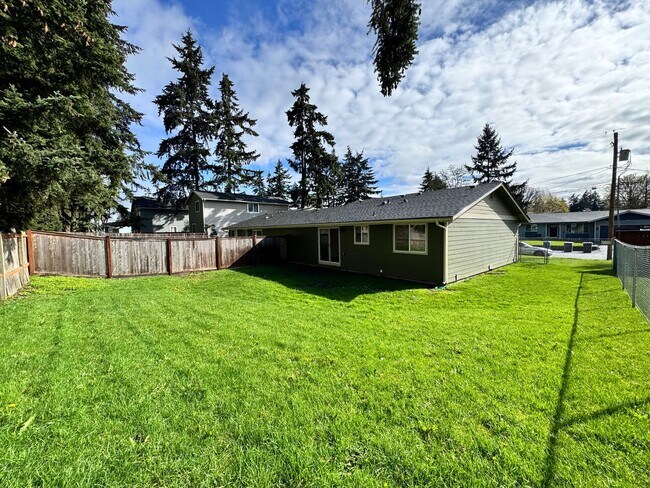 Building Photo - 17402-17404 8TH AVE CT E