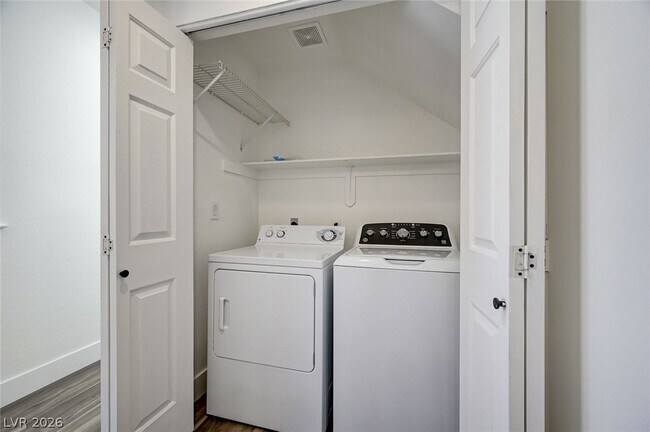 Building Photo - 242 Farlin Cir