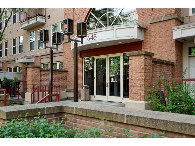 Building Photo - 645 N 1st St