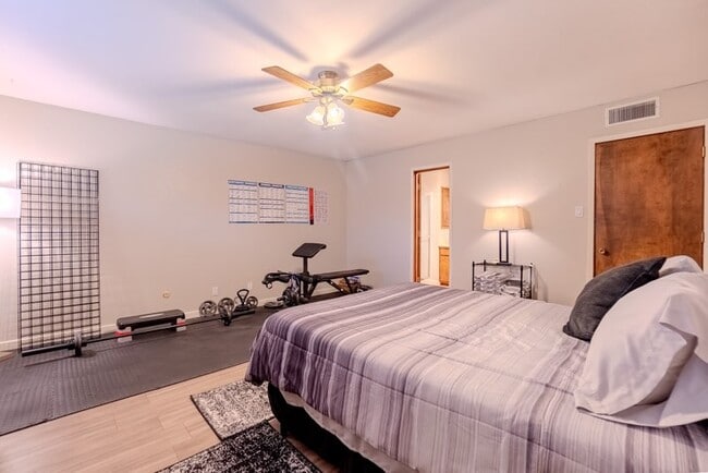 Building Photo - 2112 Castle Ct