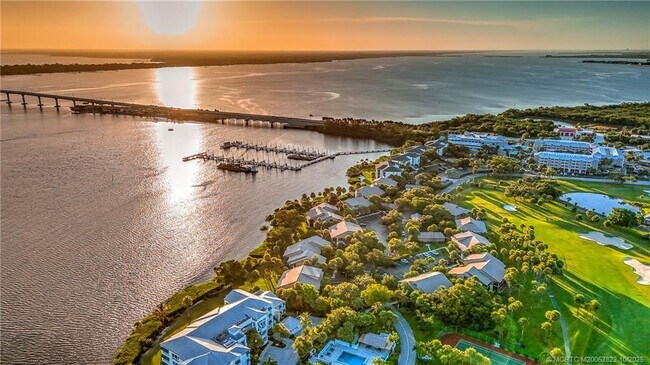 Building Photo - 233 NE Edgewater Dr