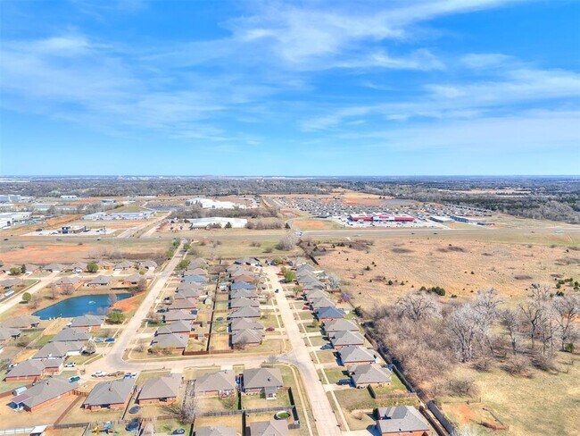 Building Photo - 609 E Linden Ln
