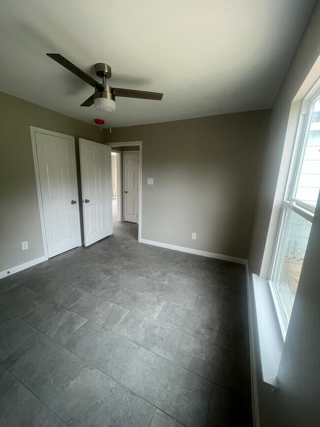 Building Photo - Beautifully Renovated 2 Bedroom Home for Lease