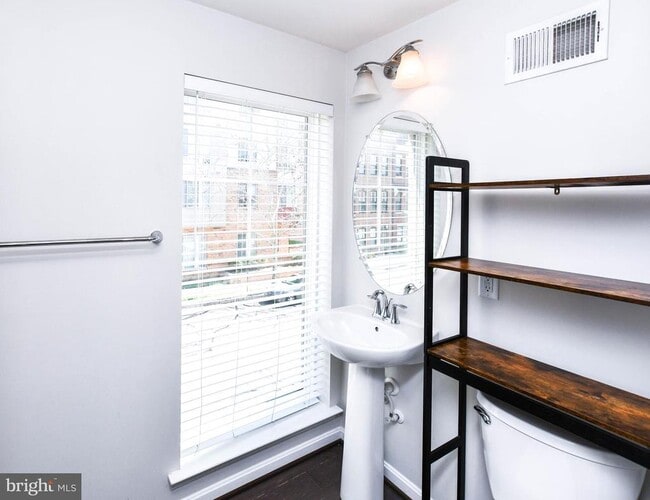 Building Photo - 608 Parkside Pl NE